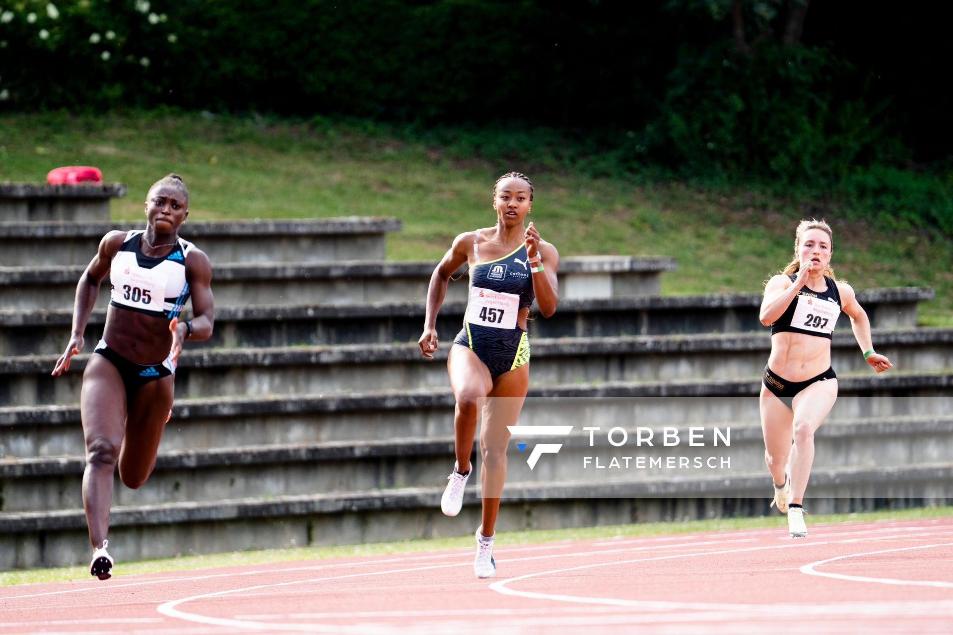 Lisa Marie Kwayie (Neukoellner SF), Sarah Atcho (SUI), Marina Scherzl (LG Stadtwerke Muenchen) ueber 200m am 04.06.2022 waehrend der Sparkassen Gala in Regensburg